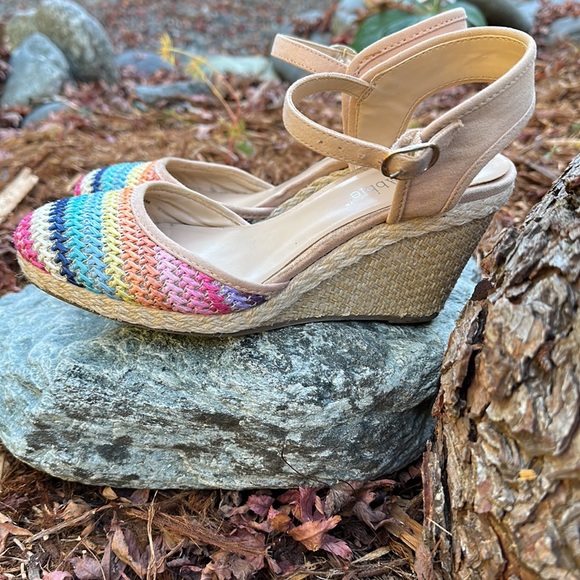 Lexi & Abbie Closed toe wedge espadrilles rainbow jute & beige. Size 6 - Picture 4 of 9